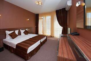 Отель Coral Hotel Поморие Двухместный номер с 1 кроватью или 2 отдельными кроватями и балконом-5