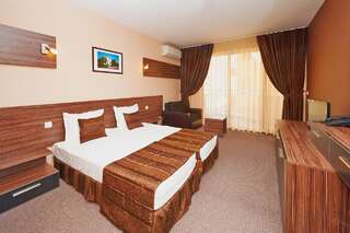 Отель Coral Hotel Поморие Двухместный номер с 1 кроватью или 2 отдельными кроватями и балконом (для 2 взрослых и 1 ребенка)-1